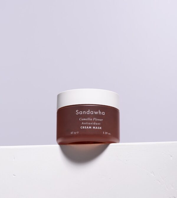 Camellia Flower Antioxidant Cream Mask en una repisa