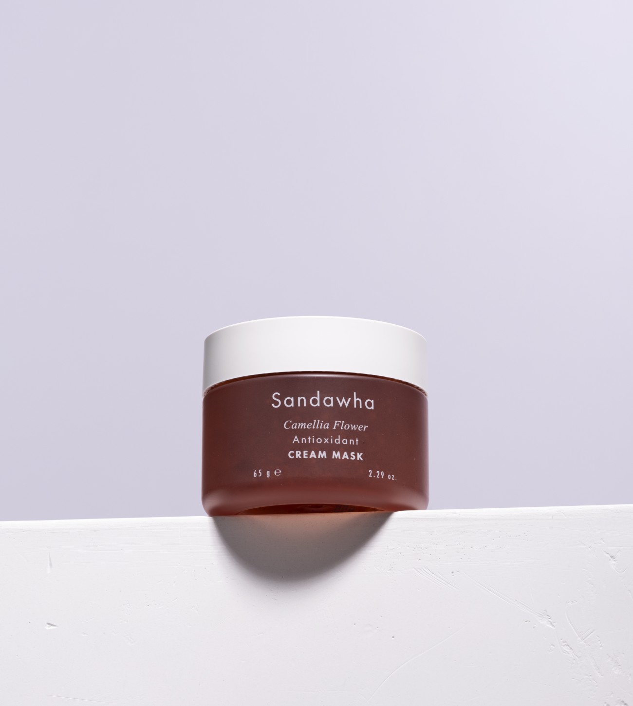 Camellia Flower Antioxidant Cream Mask en una repisa