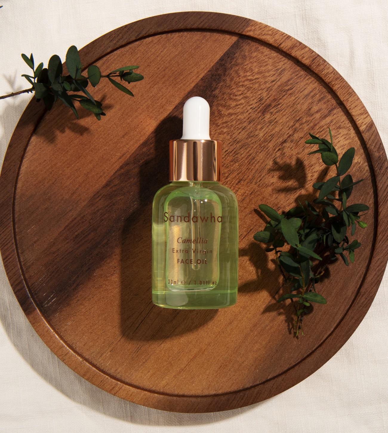 Extra Virgin Face Camellia Oil en madera