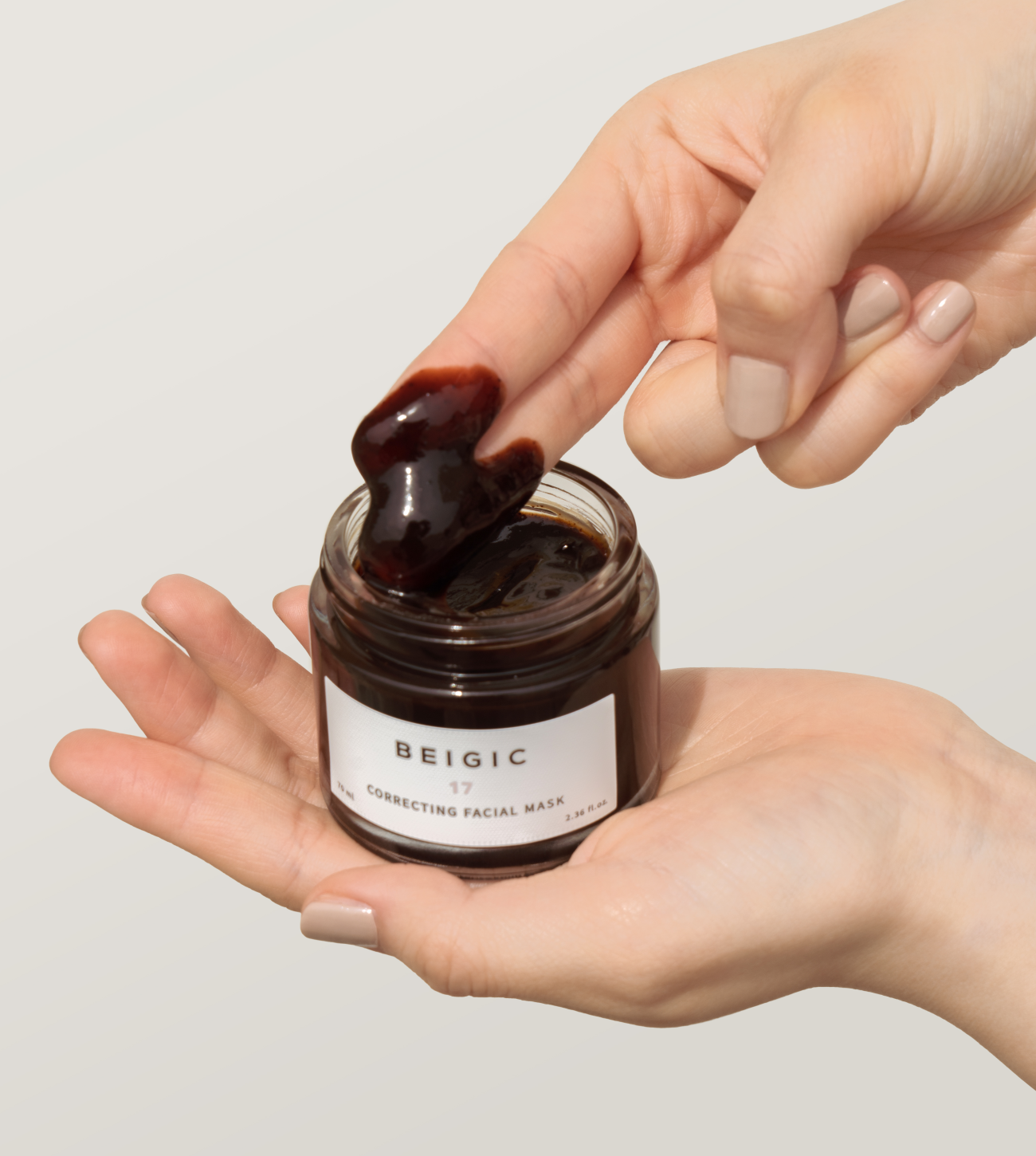 Facial Correcting Mask siendo aplicado.