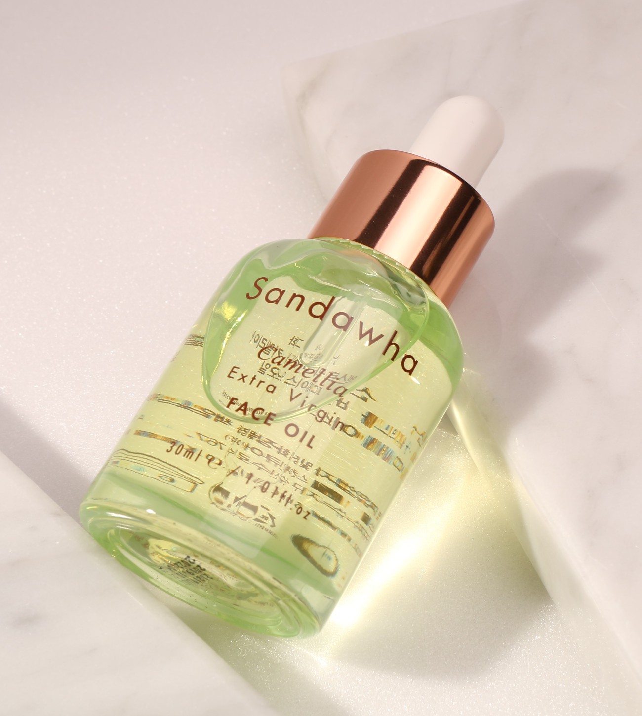 Extra Virgin Face Camellia Oil acostado