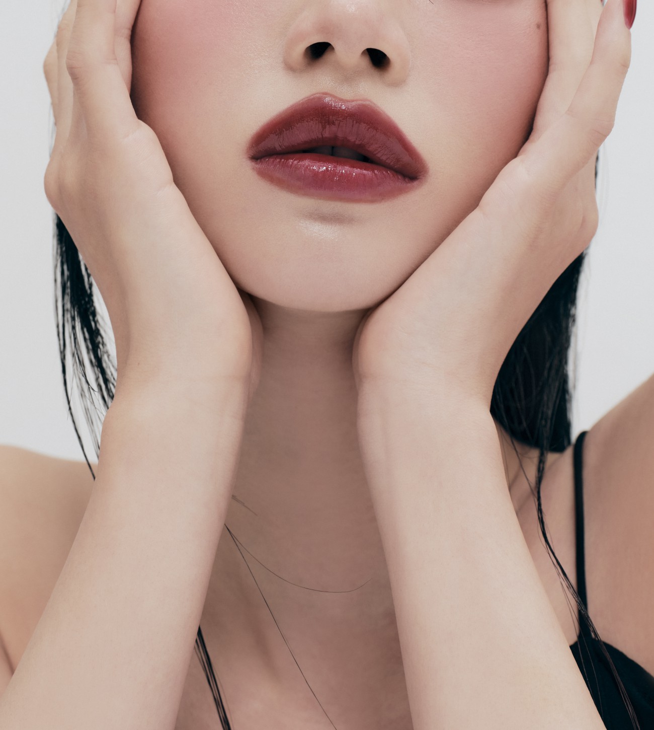 Flush Lip & Cheek Balm - Appeal, con modelo