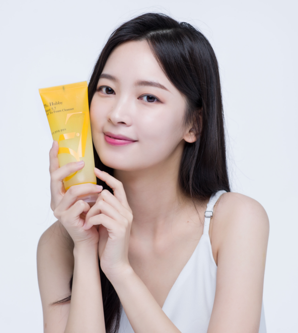 Gel to Foam Cleanser con modelo