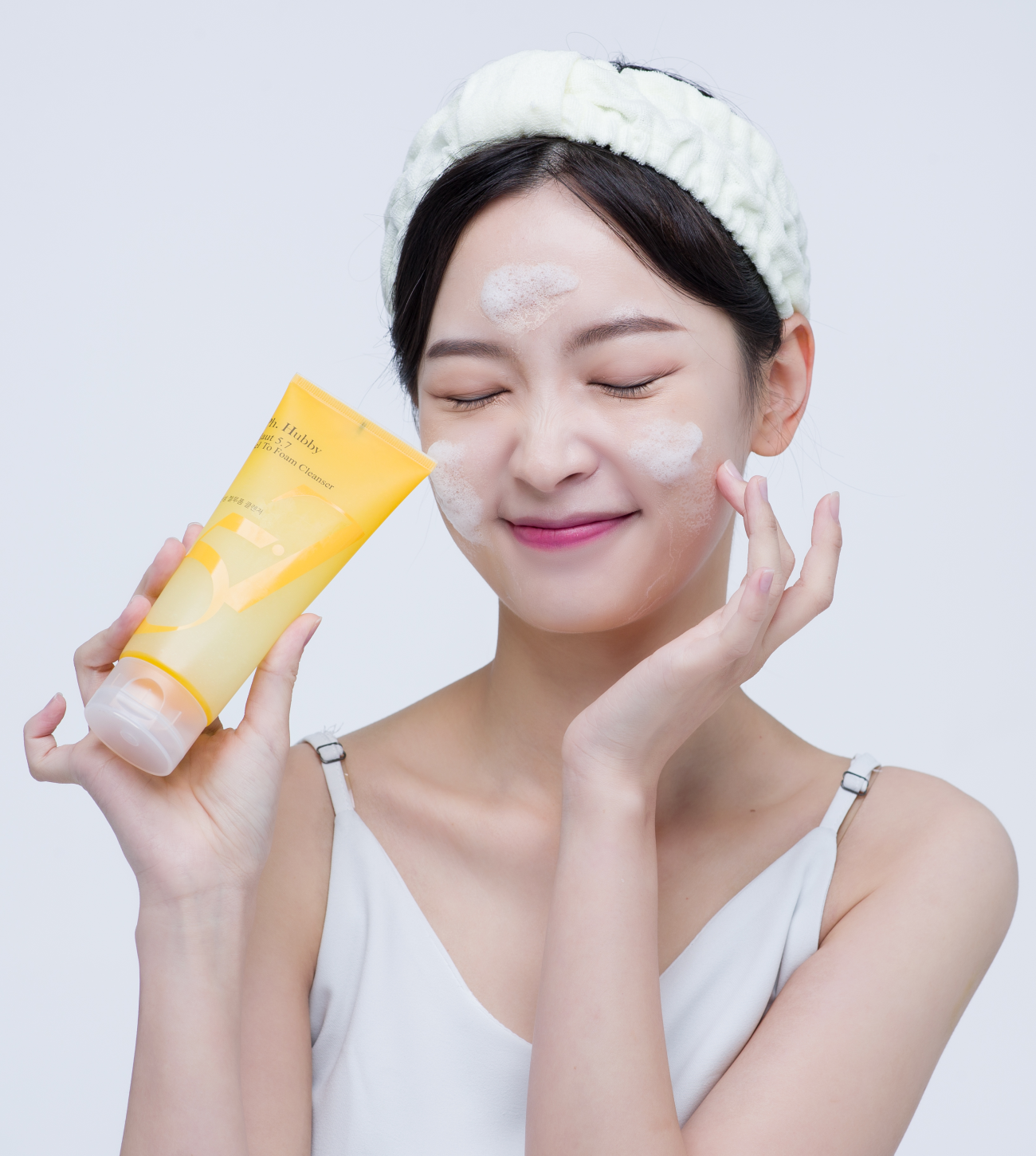 Gel to foam cleanser con modelo.