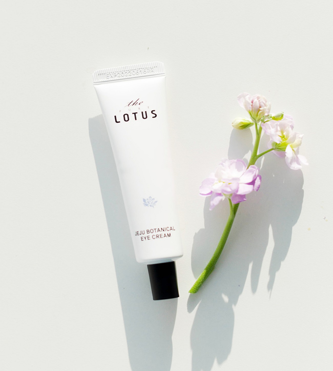 Jeju Botanical Eye Cream con flores.