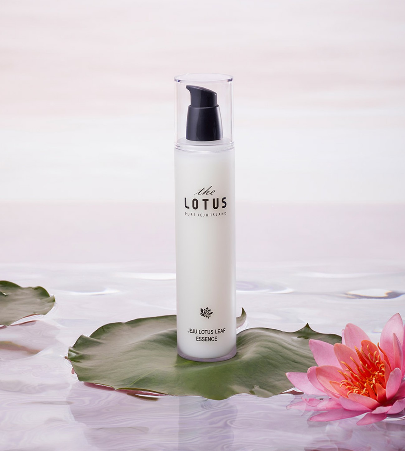 Jeju Lotus Leaf Essence con flor de loto.