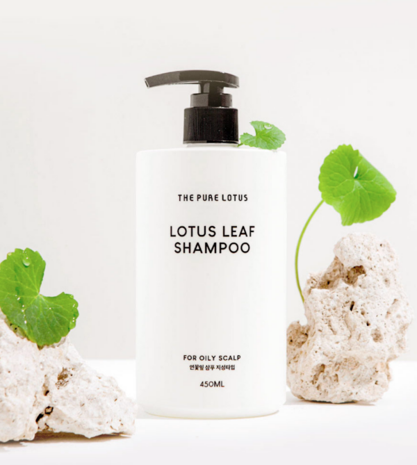Lotus Leaf Shampoo for Oily Scalp con plantas.