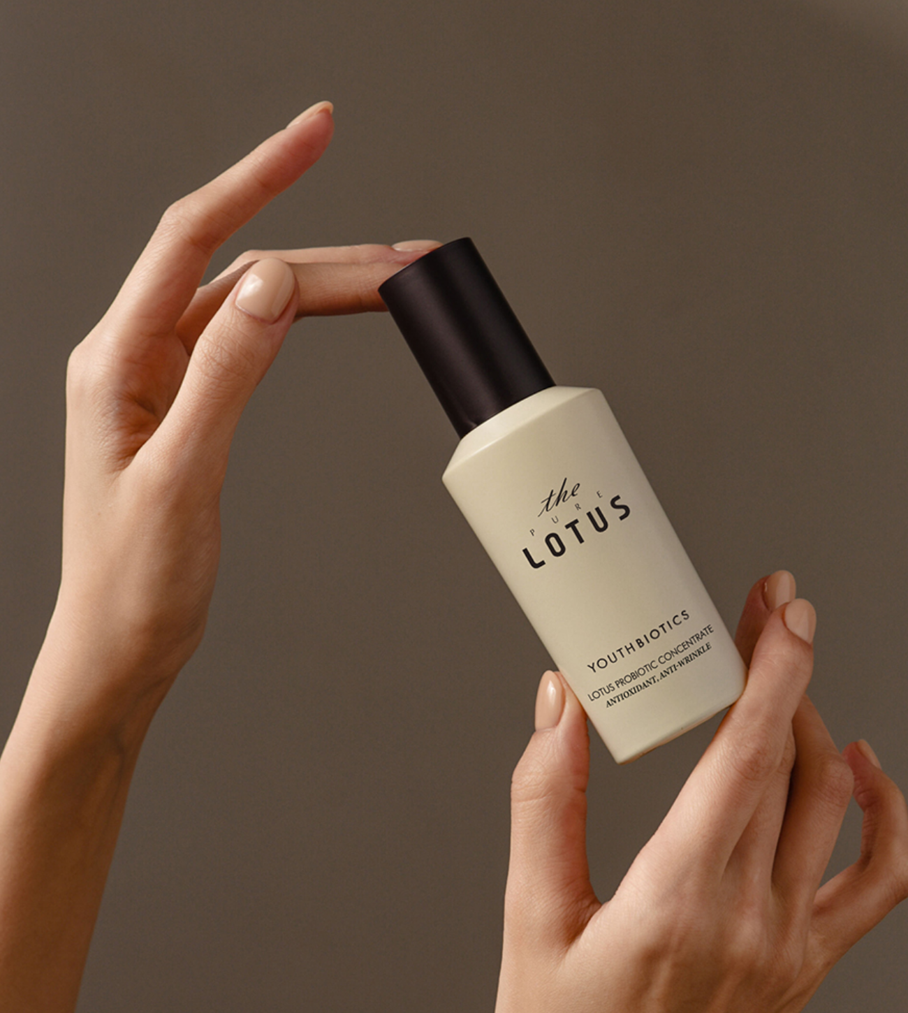 Lotus Probiotic Concentrate con manos.