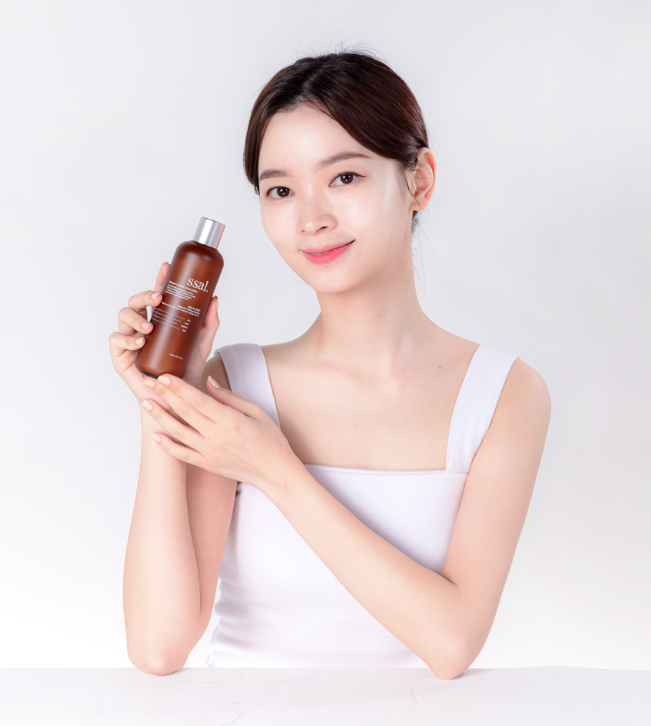 Modelo con Minerice Toning Essence.
