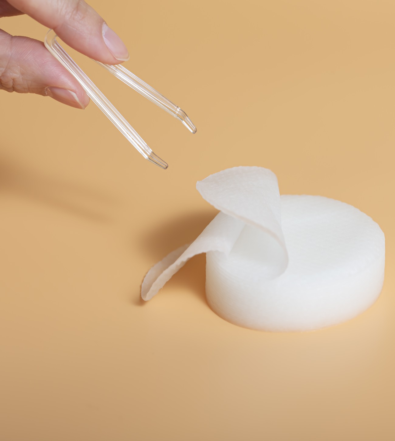 Vitamin C Toner Pads, pinzas para agarrar el producto
