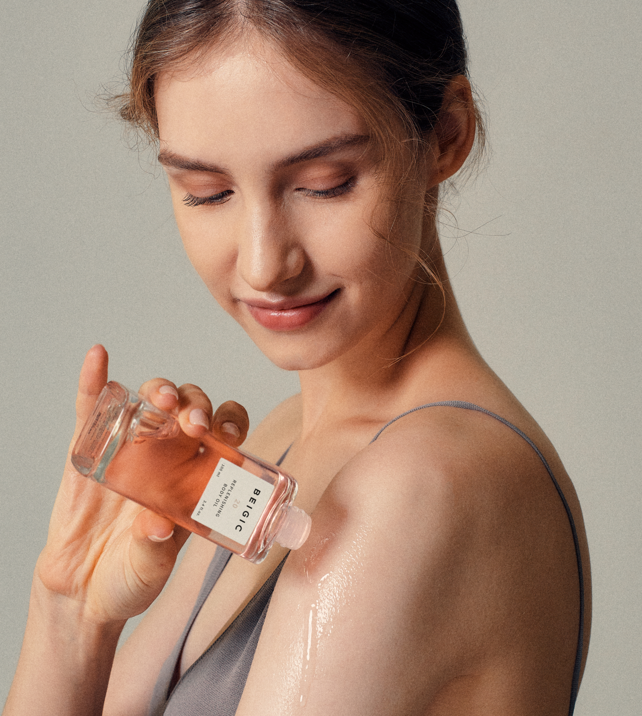 Replenishing body oil siendo aplicado