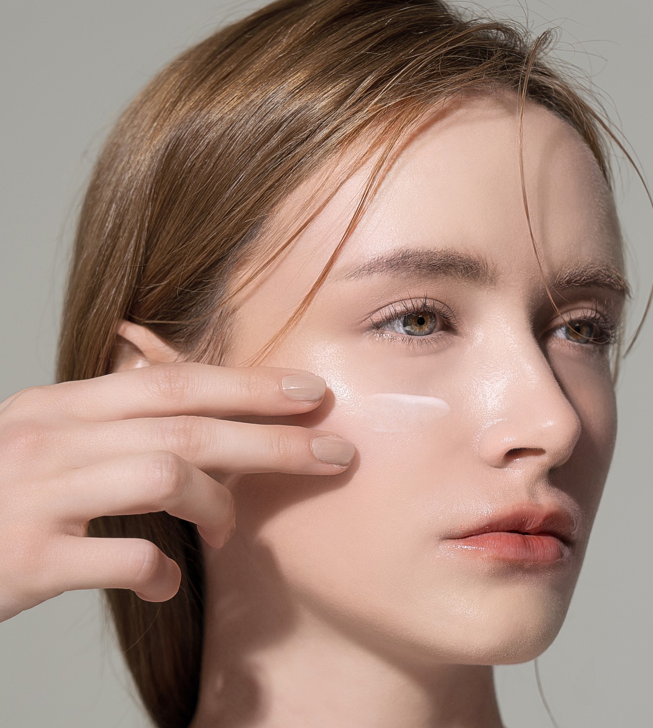 Revitalizing CE Sunscreen con modelo