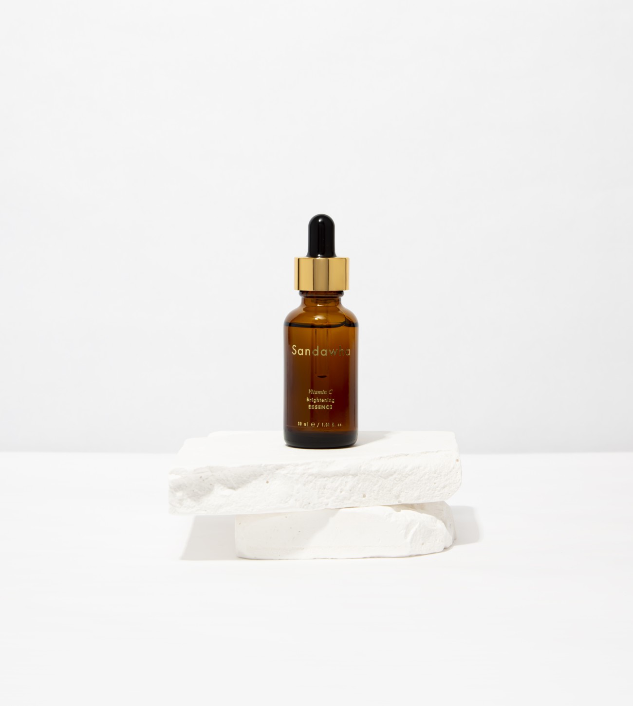 Vitamin C Brightening Essence en piedra.