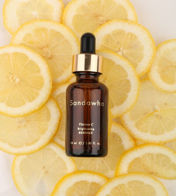 Vitamin C Brightening Essence con limones.