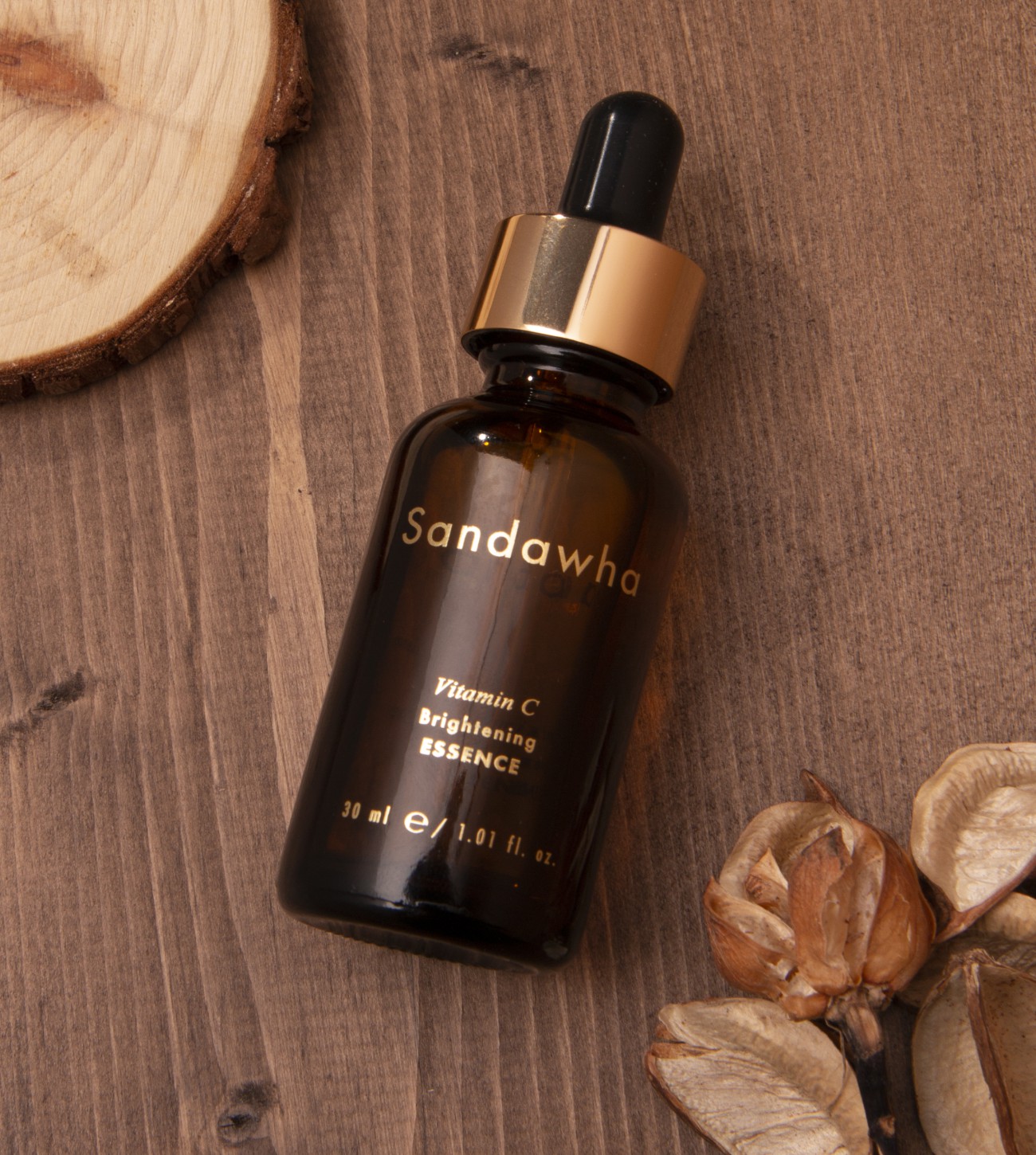 Vitamin C Brightening Essence con madera.