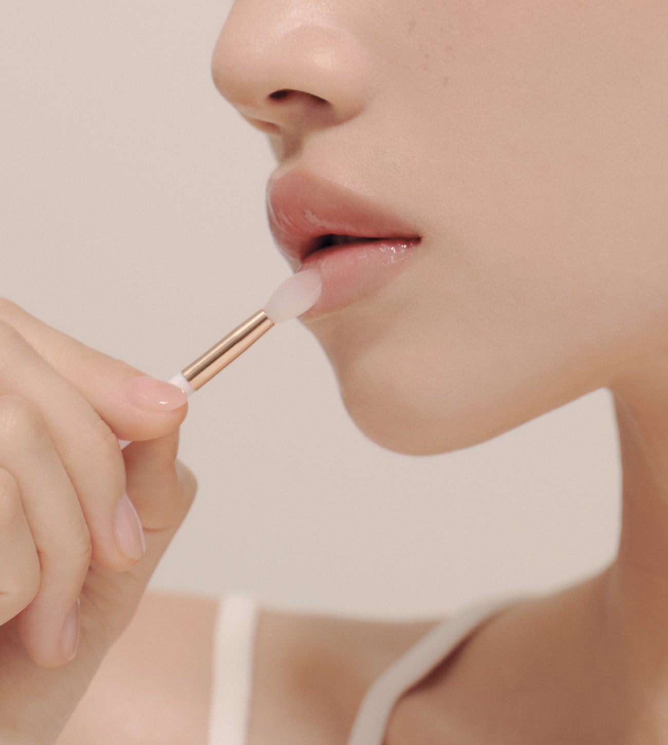 Voluminizing PE Lip Balm modelo con aplicador.