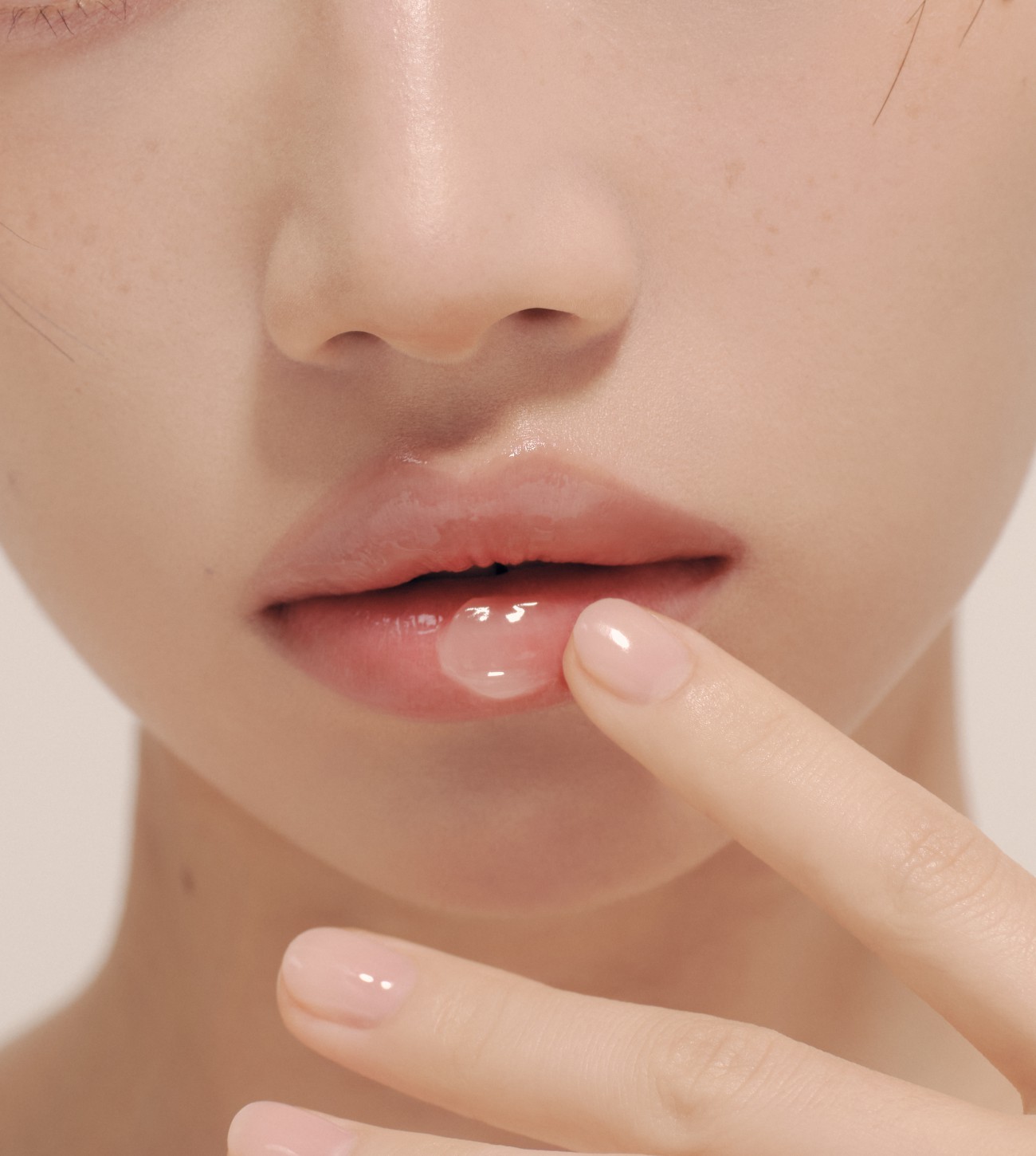 Modelo utilizando el Voluminizing PE Lip Balm