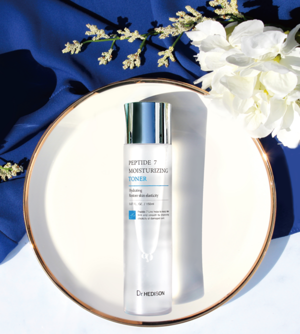 Peptide Moisturizing Toner con flores.