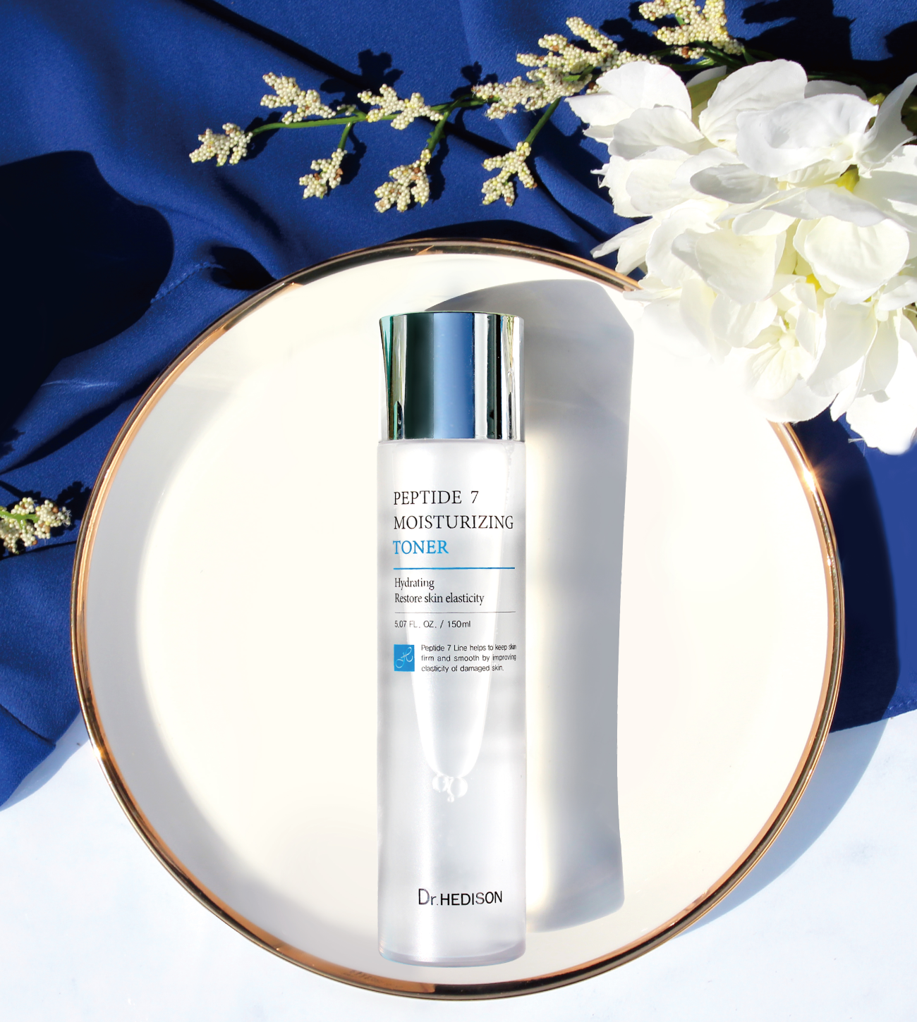 Peptide Moisturizing Toner con flores.